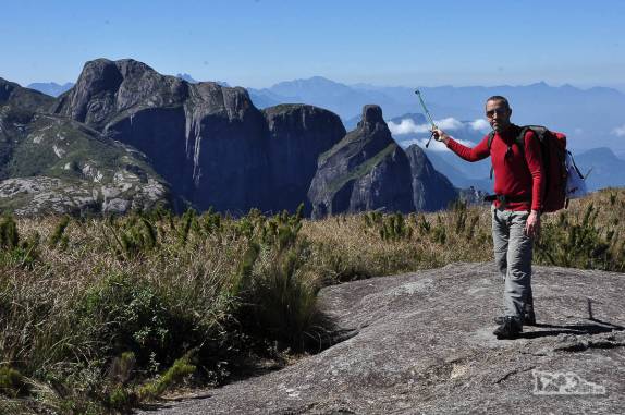 No alto do Morro da Luva, admirando o Garrafão e a Pedra do Sino, no 2o dia da travessia do Parque Nacional da Serra dos Órgãos, no Rio de Janeiro